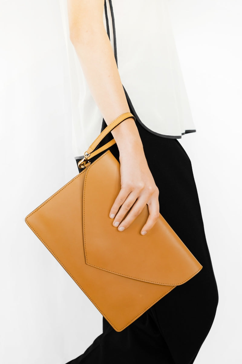Envelope clutch in vegetable tanned leather