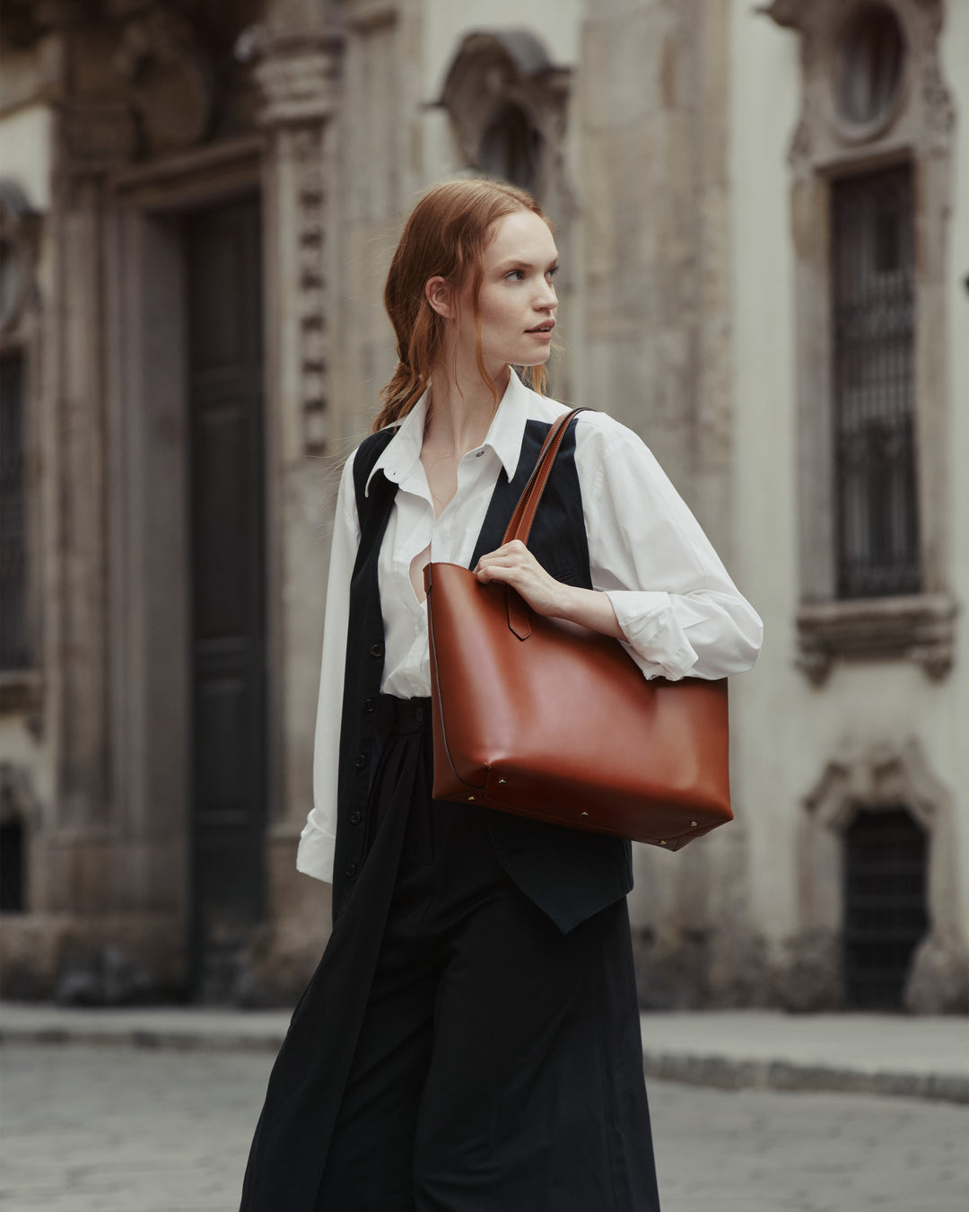 MODHER tote bag in Brown vegetable tanned Italian leather#color_golden-brown